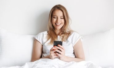 beautiful-young-woman-using-mobile-phone-chatting-9MYD8JP.jpg